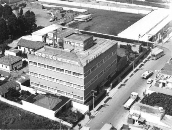 1956: Construção da fábrica no Brasil